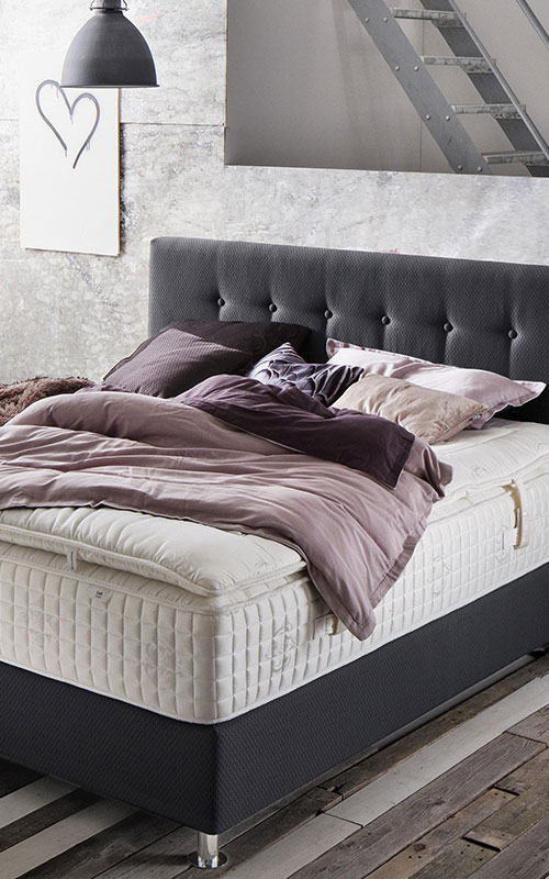 Schwarzes Boxspringbett