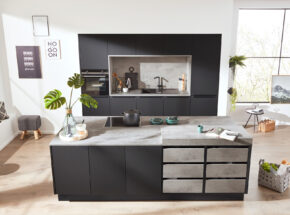 Interliving Kueche 3047 Inselkueche Schwarz Softmatt Theke Beton Siemens Kuechengeraete M9972130083647947