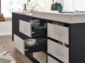 Interliving Kueche 3047 Inselkueche Schwarz Softmatt Theke Beton Siemens Kuechengeraete Stauraum M9972130083