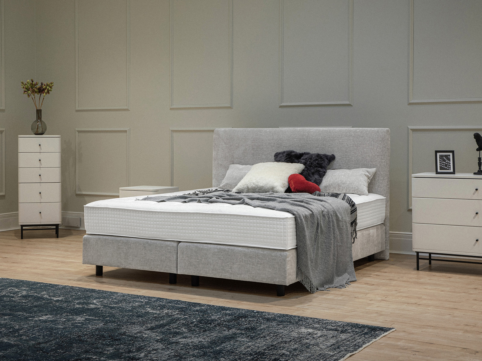 Scandinavia Delux Boxspringbett Bezugstoff Stone Light Grey Mit Fuss Saeule Holz Liegeflaeche Zirka 180x200cm 10310007