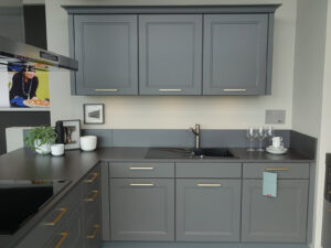 Interliving Moderne Landhauskueche Winkelkueche Mit Hochschrankelement Quarzgrau Softmatt 72725001 03 