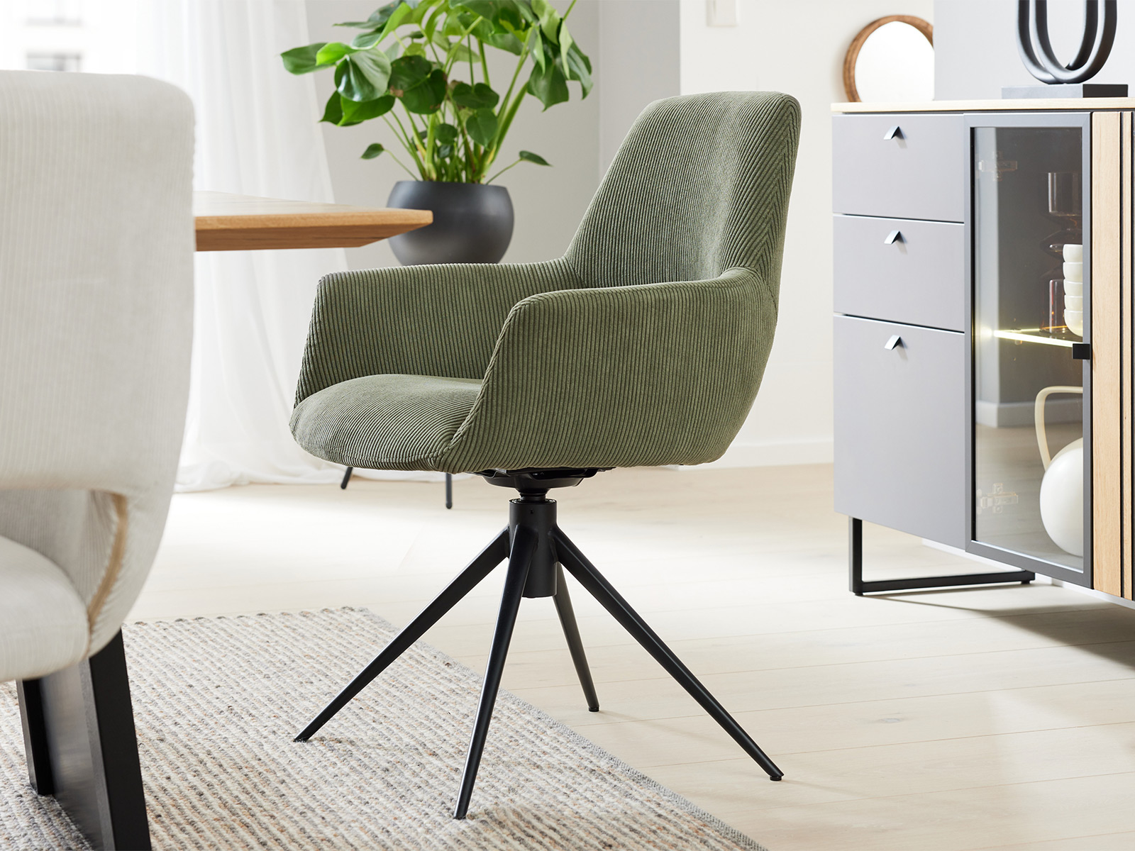 Interliving Wohn Esszimmer 5605 Schalensessel Cord Rebel Forest Drehbar Stativgestell Eisen Schwarz 72700009