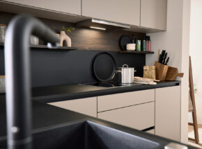 Interliving Il Kueche 3072 Offene L Kueche Mit Jalousie Aufsatzschrank Haengern Separates Hochschrankelement Lava Softmatt M9972130083745157 005