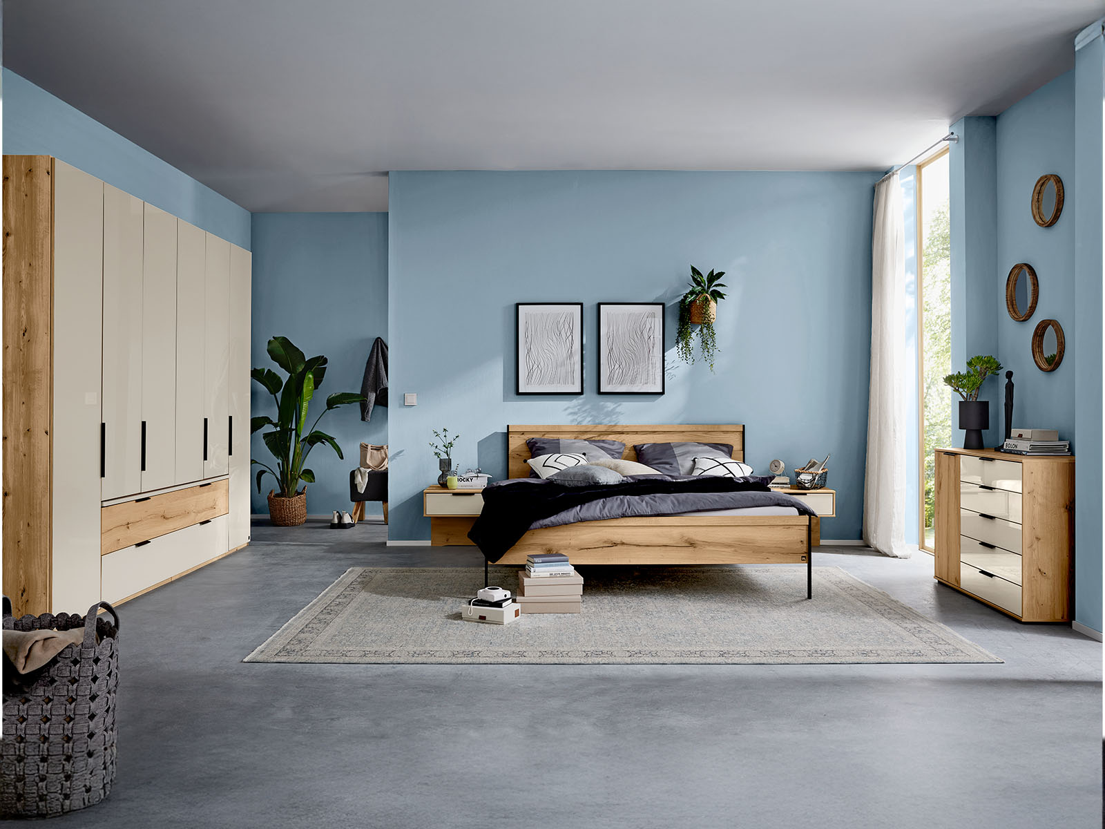 Interliving 1034 Schlafzimmer In Bianco Eiche Glas Champagner Und Kernholz Oberflaechen Mit Drehtuerenschrank Kommode Und Futobett 72760011