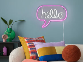 Wandleuchte buntes Wohnzimmer Schriftzug Hello