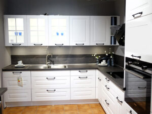 Linker Schenkel der Nobilia Musterwinkelkueche im Modernen Landhausstil Sylt Frontfarbe Alpinweiss Matt Lack 02715706-02