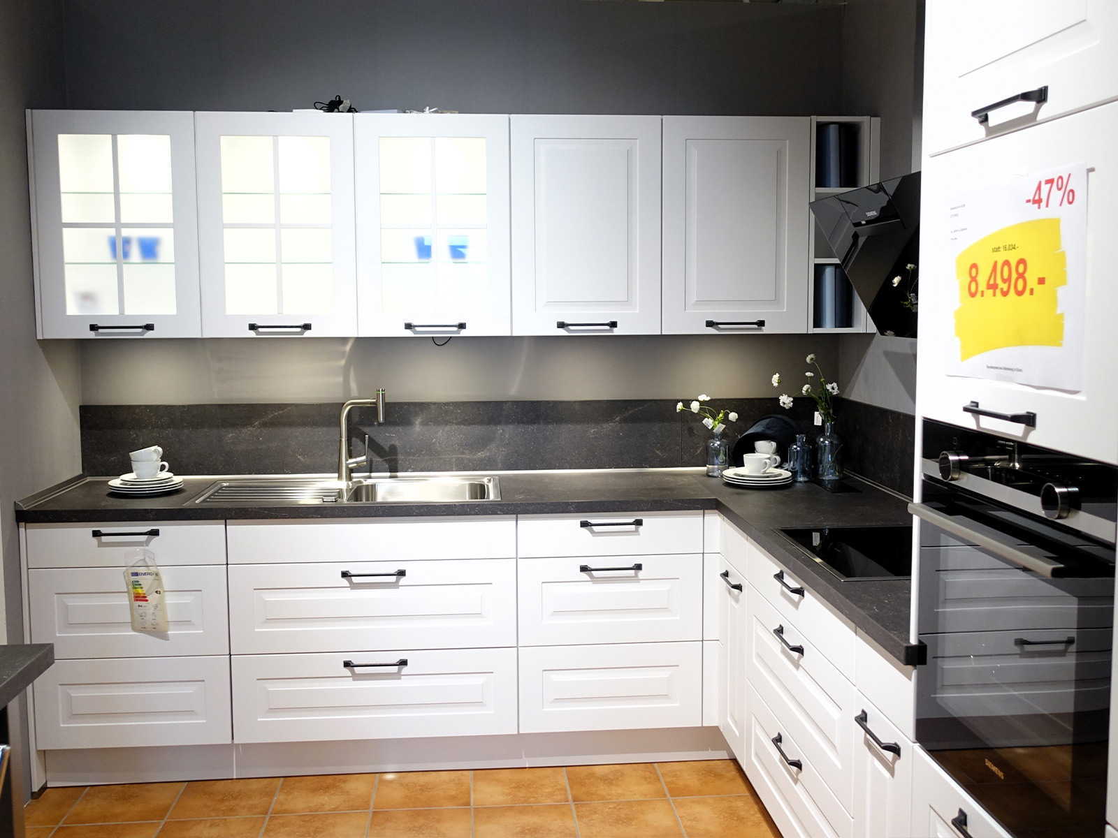 Linker Schenkel der Nobilia Musterwinkelkueche im Modernen Landhausstil Sylt Frontfarbe Alpinweiss Matt Lack 02715706-02