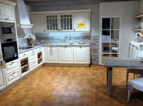 Nobilia Musterkueche Castello im Landhausstil Winkelkueche Plus Extra Ansatztisch und Vitrine Frontfarbe Magnolia ka209-02715224