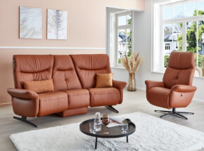 Trapezsofa Bezug Leder Longlife Nuss Mit Geschlossenem Schmetterlingstisch Und Easy Swing Sessel 02180197