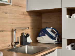 Einbauspuele Und Armatur In Interliving 3087 Hauswirtschaftsraum In L Form Farbkombination Platingrau Eiche Ventura M9972