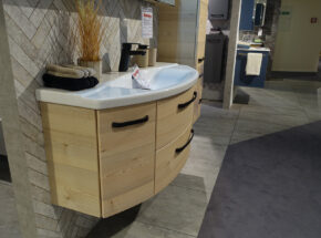 Gerundeter Waschtischunterschrank Mit Keramikwaschtisch Von Pelipal Bad Kombination In Polar Pinie Quer Optik Mit Schwarzem Stangengriff 02820345 02