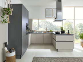 Interliving Kueche 3060 U Kueche Frontkombi Farbe Sahara Und Quarzgrau Mit Hochschrankelement Regalboards Und Ansatztheke M9972130