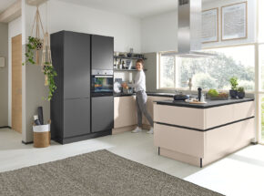 Interliving Kueche 3060 U Kueche Frontkombi Farbe Sahara Und Quarzgrau Mit Hochschrankelement Regalboards Und Ansatztheke M99721300