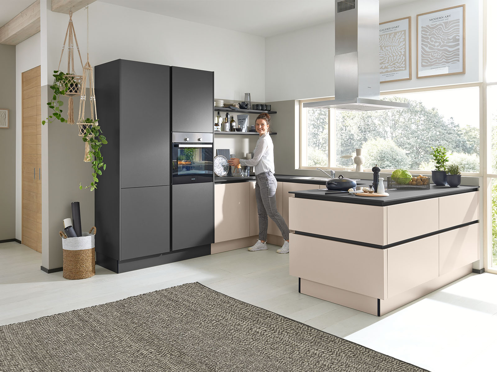 Interliving Kueche 3060 U Kueche Frontkombi Farbe Sahara Und Quarzgrau Mit Hochschrankelement Regalboards Und Ansatztheke M99721300