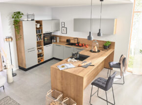 Interliving Kueche 3086 U Kueche Mit Haengern In Platingrau Mit Regalelement Nische Und Thekenelement In Eiche Optik M99721301