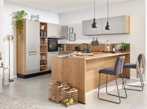 Interliving Kueche 3086 U Kueche Mit Haengern In Platingrau Mit Regalelement Nische Und Thekenelement In Eiche Optik M997213010