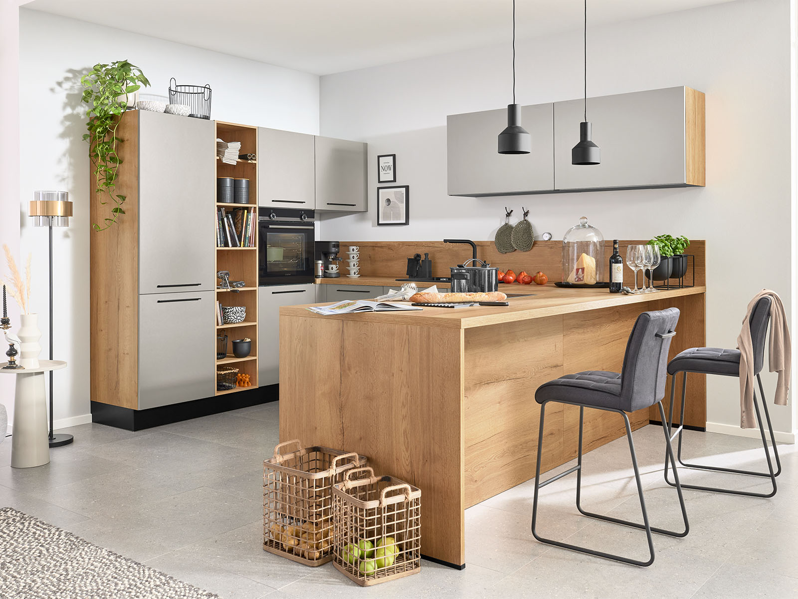 Interliving Kueche 3086 U Kueche Mit Haengern In Platingrau Mit Regalelement Nische Und Thekenelement In Eiche Optik M997213010