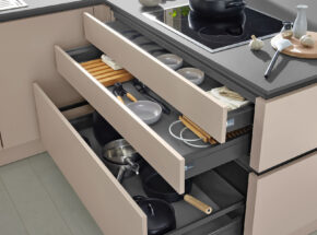 Schubladen Mit Vollauszuegen In Der Interliving Kueche 3060 Frontkombi Farbe Sahara Und Quarzgrau M997213002364