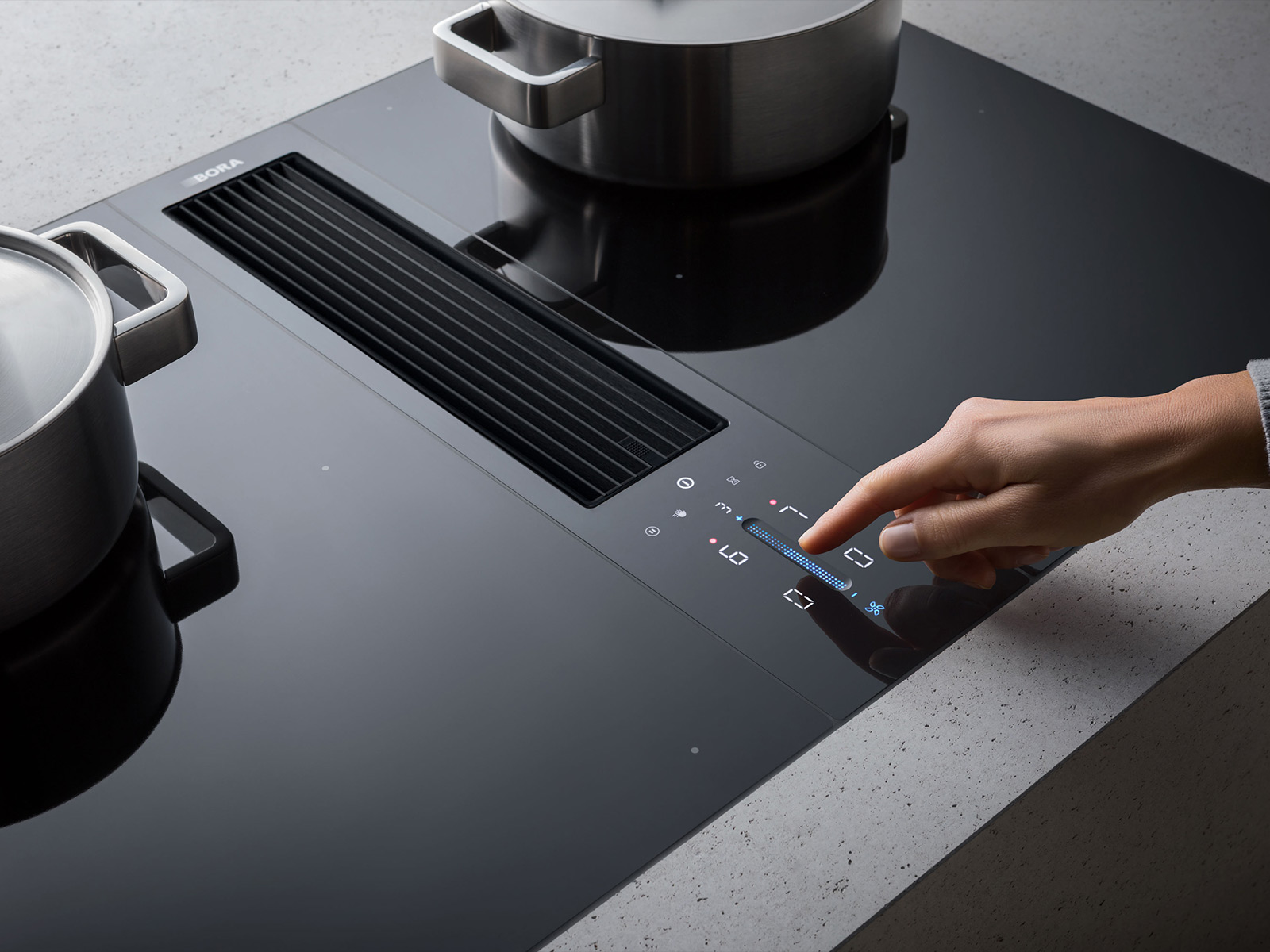 Bora Flaecheninduktionskochfeld Classic 2 0 Mit Kochfeldabzug Cka2 15470026 20 BORA Classic 2xCKFI Detail People AllBlack
