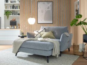 Freistehende Chaiselongue Interliving 4400 Bezug Stoff Pigeon Blue Mit Metallfuss Schwarz 73000001 01