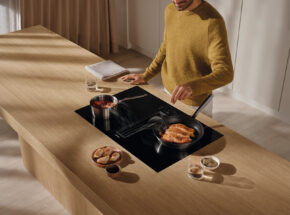 Person Kocht Am Miele Kmda7676flu Induktionskochfeld Mit Integriertem Dunstabzug 03633341 23