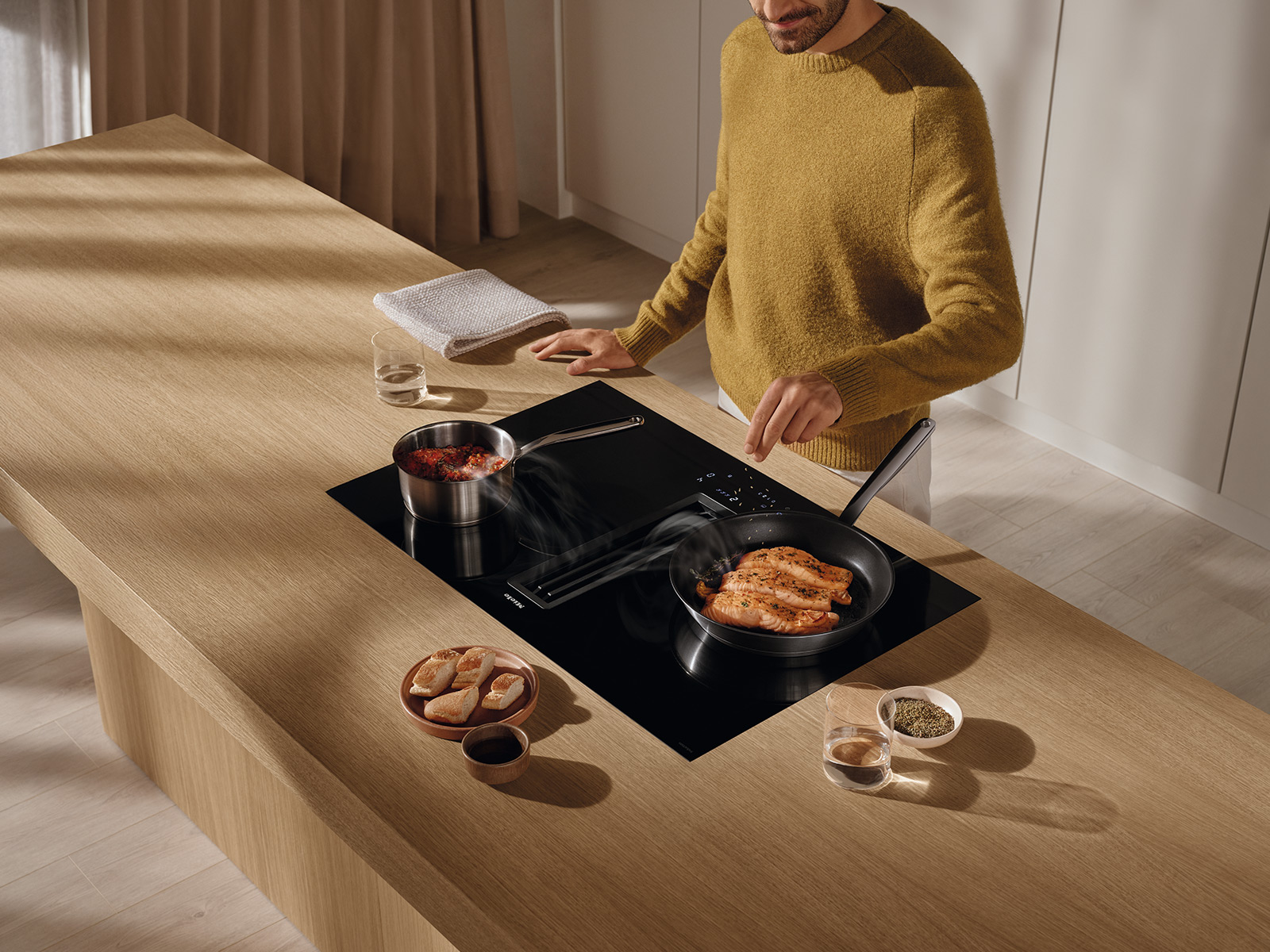 Person Kocht Am Miele Kmda7676flu Induktionskochfeld Mit Integriertem Dunstabzug 03633341 23