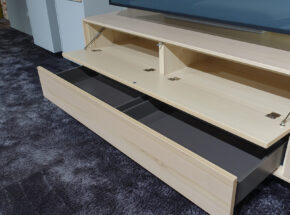 Geoffnete Geraeteklappe Vom Tv Board Der Varianta Wohnwand Voice Farbe Kristallbuche 04010031 01