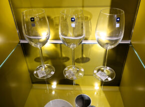 Glasboden Mit Beleuchtung Von Varianta Vision Vitrine Mit Lack Front Farbe Curry 04010020 15