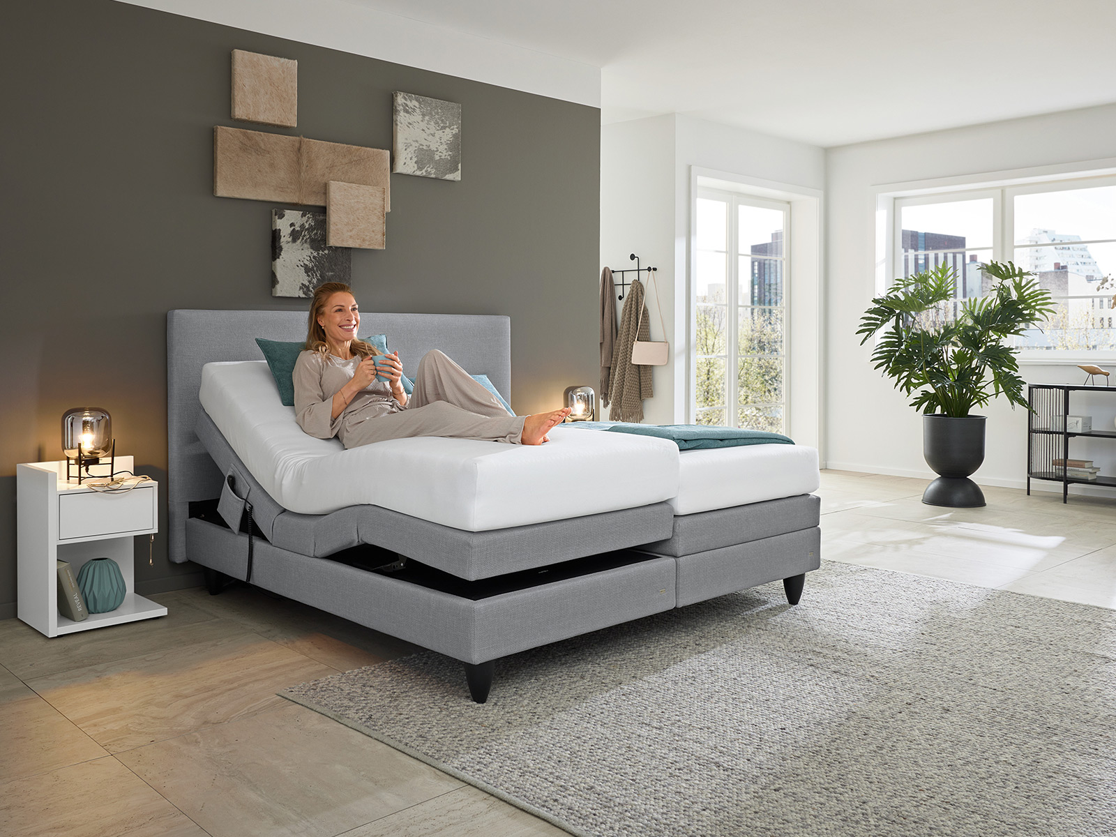 Junge Frau Relaxt Auf Ruf Motor Boxspringbett Movida Mit Elektrischer Verstellung Liegeflaeche Zirka 180x200cm 03160065 1