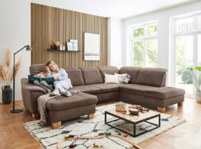 Mama Mit Kind Auf Modulmaster Sofa Wohnlandschaft Bezugstoff Mammut Nougat Mit Kontrastnaht Beige Und Holzfuss Wildeiche 03860172 01