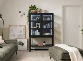 Roomio 2001 Vitrine Mango Massiv Schwarz Lackiert Mit Beleuchtung 22010002