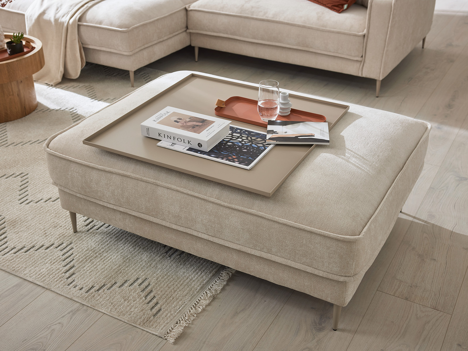 Roomio Polstermoebel 4102 Hockerbank Bezug Roma Nature Zirka B90xH44xT120cm Dekoriert Mit Grossem Metalltablett 20990001 08