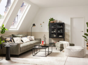 Roomio Wohnzimmer Mit Polstergarnitur 4102 Yelda Green 20990001 Und Roomio 2001 Couchtisch Und Vitrine 22010002