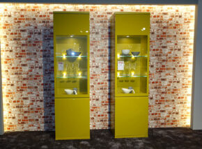 Varianta Vision Vitrinen Kombination Mit 2 Vitrinen Mit Lack Front Farbe Curry Mit Griffleiste Und Beleuchtung 04010020 15