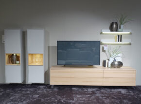 Varianta Wohnwand Voice Mit 2 Haengevitrinen Und 2 Wandboards Front Lack Brillantgrau Und Tv Board Farbe Kristallbuche 04010031 01