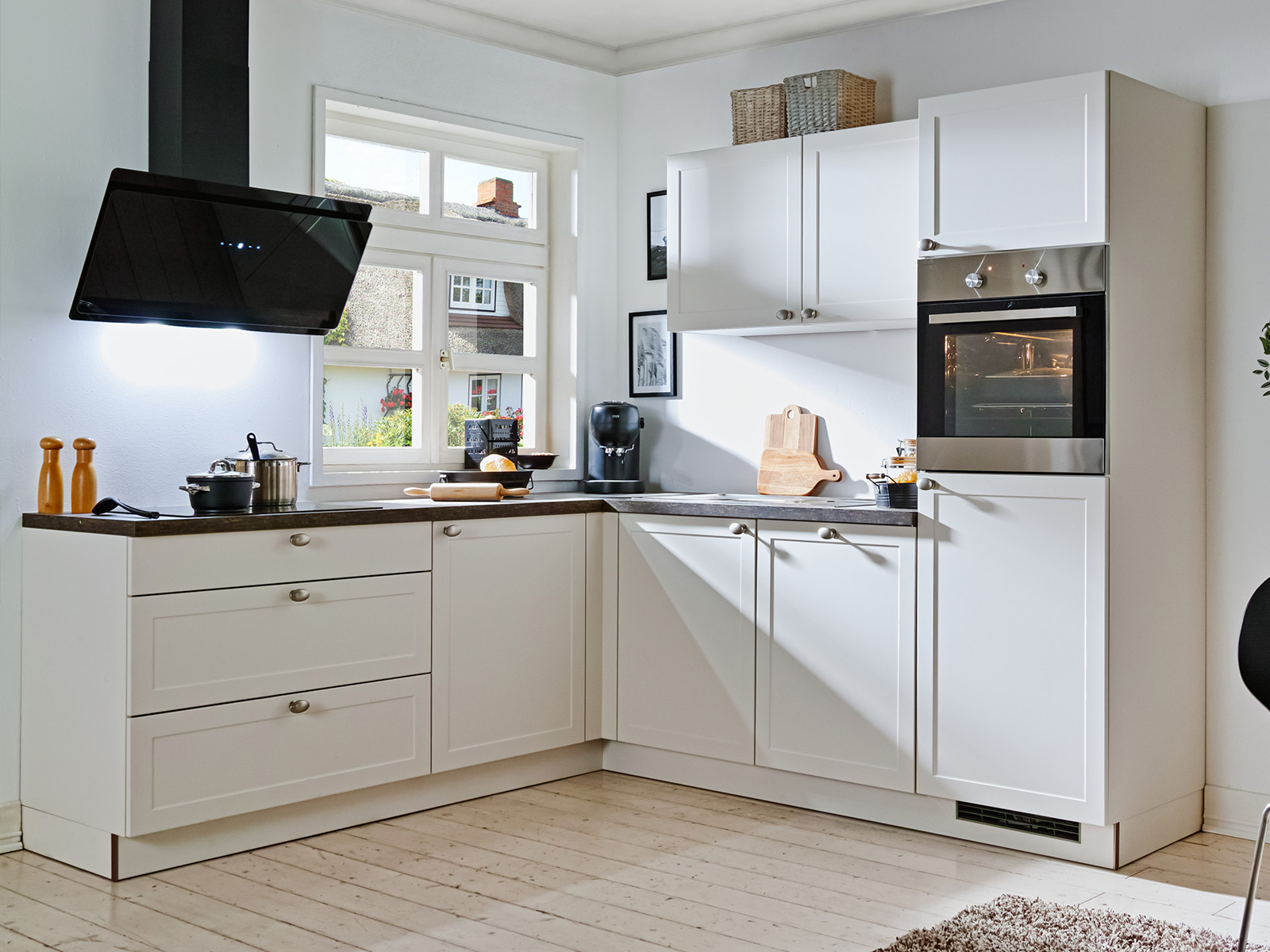 Winkelkueche Mit Geraetehochschrank Und Haengern Farbe Magnolia Matt Mit Spuele Und Elektrogeraete M452003206393869