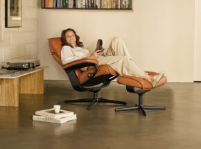 Frau Relaxt Auf Stressless Sessel Admiral Mit Hocker Cross Gestell Bezug Leder Batick Farbe New Caramel 1315