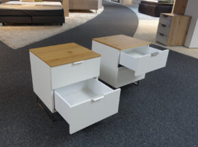 Jutzler Nachtkommoden Paar Premiumweiss Mit Furnierter Eicheabdeckplatte Und Je 2 Schubfaechern 10460115