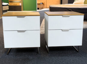 Jutzler Nachtkommoden Paar Premiumweiss Mit Furnierter Eicheabdeckplatte Und Kufenfuss 10460115