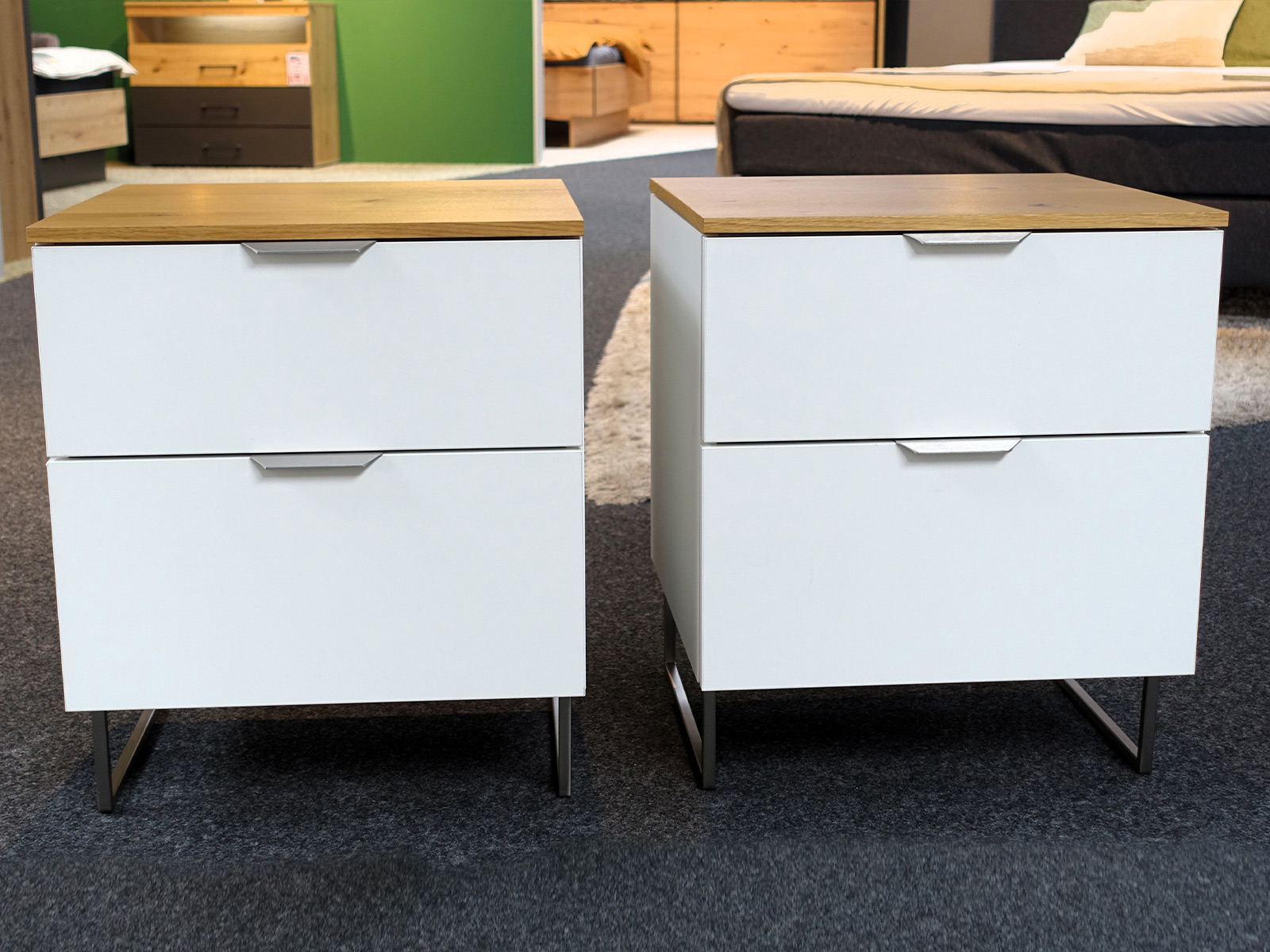 Jutzler Nachtkommoden Paar Premiumweiss Mit Furnierter Eicheabdeckplatte Und Kufenfuss 10460115