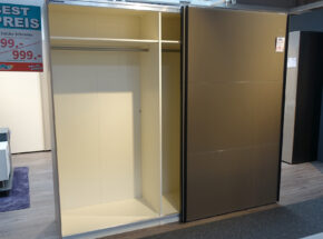 Offene Linke Tuer Mit Kleiderstange Von Jutzler Kleiderschrank Schwebetuerenschrank Mit 2 Tueren Farbkombination Glas Nougat Matt Und Glas Toffee 10460074 15