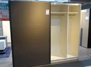 Offene Rechte Tuer Mit Kleiderstange Von Jutzler Kleiderschrank Schwebetuerenschrank Mit 2 Tueren Farbkombination Glas Nougat Matt Und Glas Toffee 10460074 15