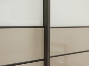 Bauchbinde Von Schiebeturenschrank Von Schlafzimmer Komplett Interliving 1032 Front Kieselgrau Dekor Glas Weiss 72760004
