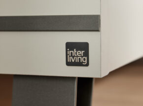Detailbild Von Schlafzimmer Komplett Interliving 1032 Front Kieselgrau Dekor Glas Weiss Schiebeturenschrank Futonbett Und Nachtkonsolen 72760004