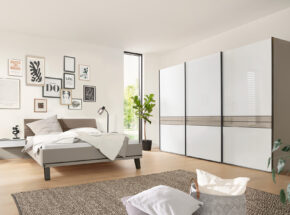 Schlafzimmer Komplett Interliving 1032 Front Kieselgrau Dekor Glas Weiss Schiebeturenschrank Futonbett Und Nachtkonsolen 72760004