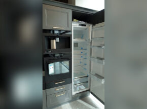 Geraetehochschrank Mit Aeg Backofen Und Grossem Kuehlschrank In Interliving Landhauskueche Winkelkueche Quarzgrau Softmatt Mit Schwarz 72725001 03