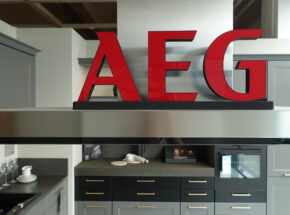 Interliving Moderne Landhauskueche Quarzgrau Softmatt Mit AEG Technik 72725001 03