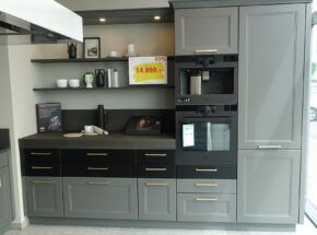 Kuechenzeile Mit Geraetehochschrank Von Interliving Landhauskueche Winkelkueche Quarzgrau Softmatt Mit Schwarz 72725001 03