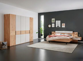 Interliving Schlafzimmer 1015 Wildeiche Massiv Mit Funktions Kleiderschrank Und Doppelbett Mit Nachtkonsole 71940001