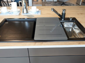 Blanco Axon Keramik Einbauspuele Puraplus Schwarz In Artego Musterkueche Front Carbon Schwarz Arbeitsplatte Artwood Wildeiche Optik 01655002 01